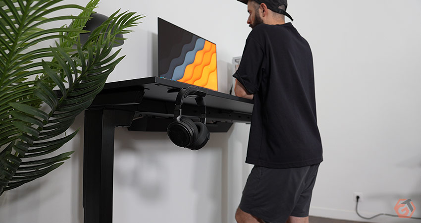 Le bureau permet de jouer et travailler debout de manière confortable