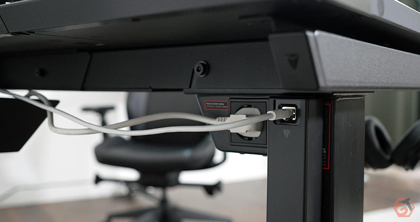 Le pied du bureau intègre un système d'alimentation