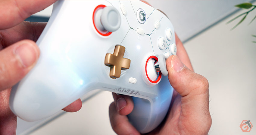 La manette utilise des joysticks TMR