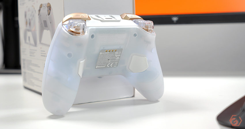 La manette dispose de 2 boutons à l'arrière