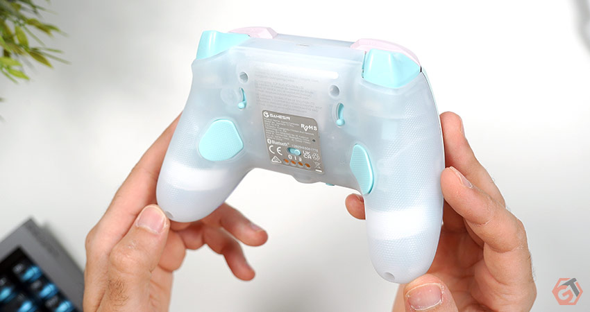 La manette embarque deux boutons à l'arrière